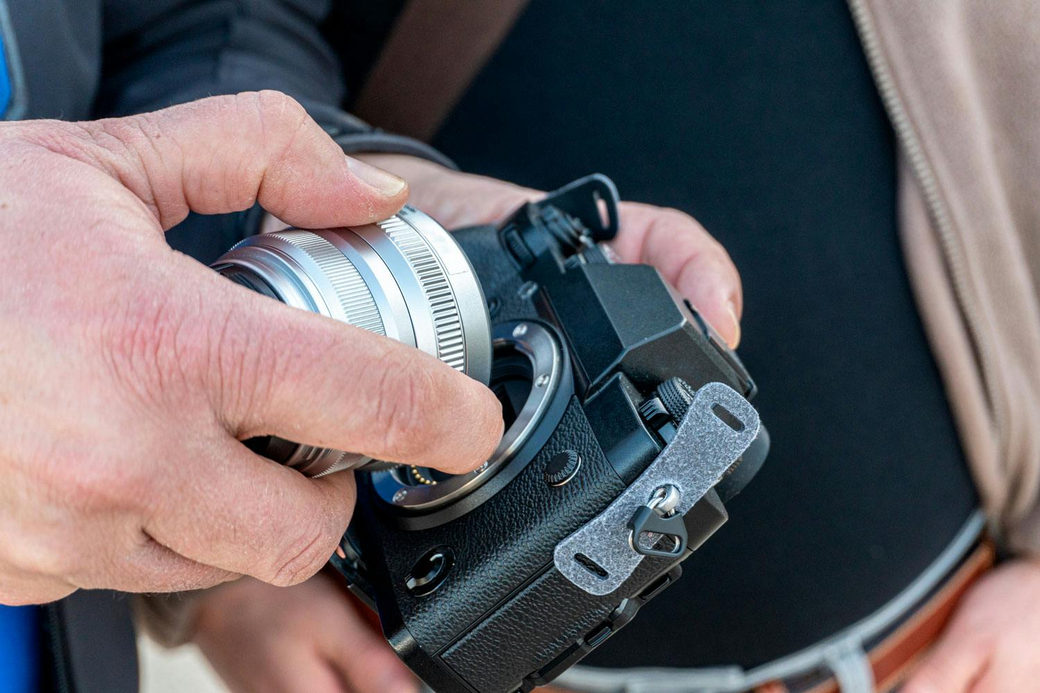 Objektiivi ja kamera Tarkista ensimmäisenä kameran ja objektiivin kiinnitys.